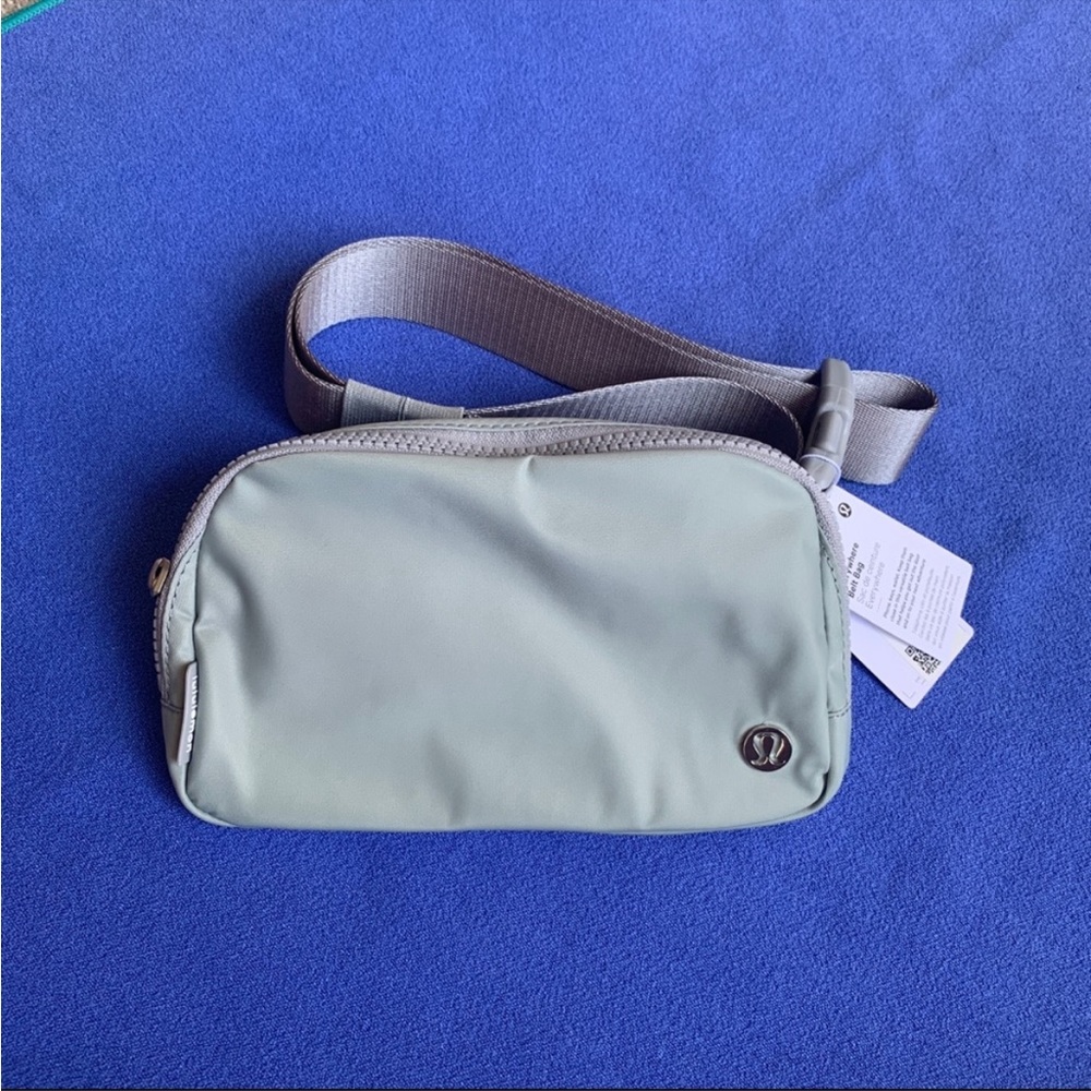 Lululemon crossbody fannypack silver/green/gray
